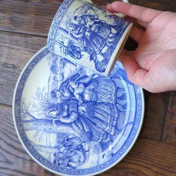 SPODE I Vintage Blue Room Collection Skaters 2nd Annual Santa Plate and Mug Set - Picture 2 of 15